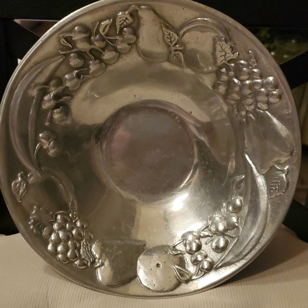 Wilton Armetale RWP Fruit Design Bowl Vintage Pewter Look 9.25 Inch